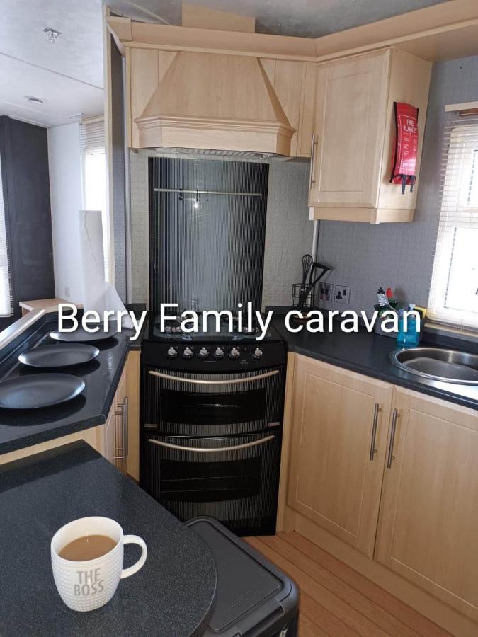 Caravan On Golden Palm Ml50