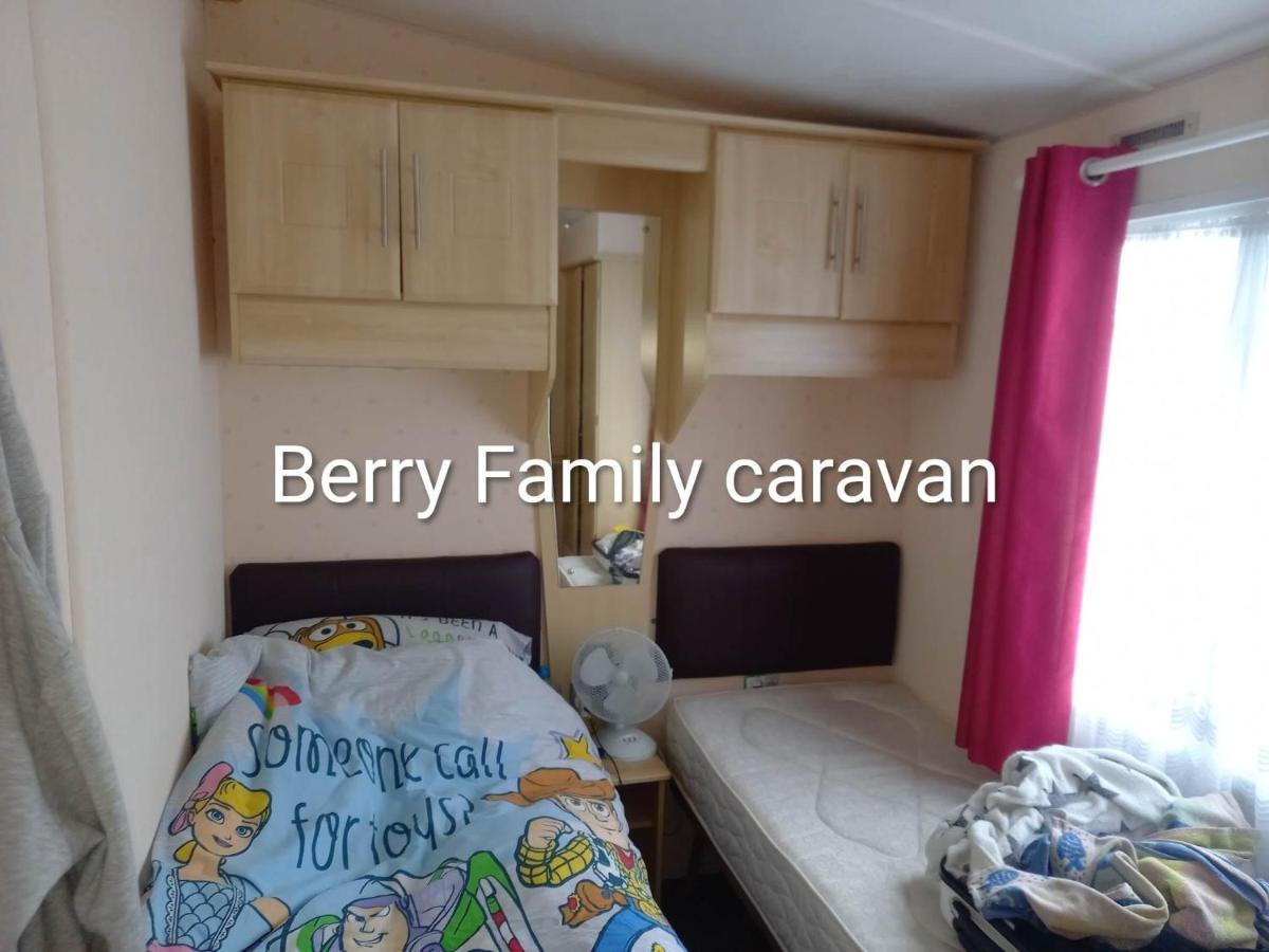 Caravan On Golden Palm Ml50